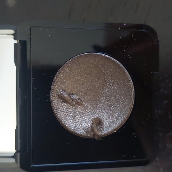 Eyeshadow - Picture 2 of 6